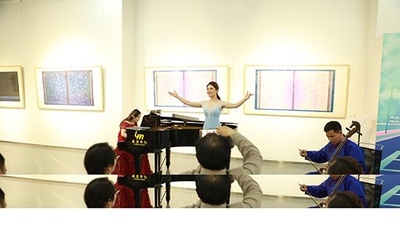 藝術交融 798展館中的青年音樂分享會與文化策劃新篇章